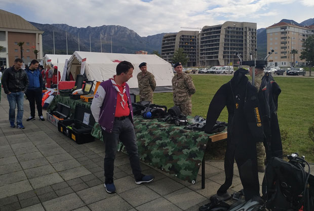 У БАРУ ОДРЖАНА ВИШЕЧАСОВНА СМОТРА: Сећање на жртве земљотреса
